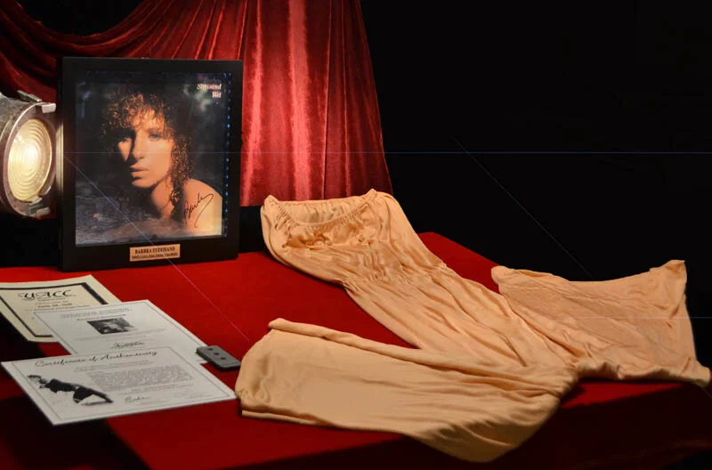 BARBRA STREISAND — BARBRA STREISAND Signed LP Autograph, GIORGIO JUMPSUIT COA UACC Lit FRAME REMOTE, изображение 4