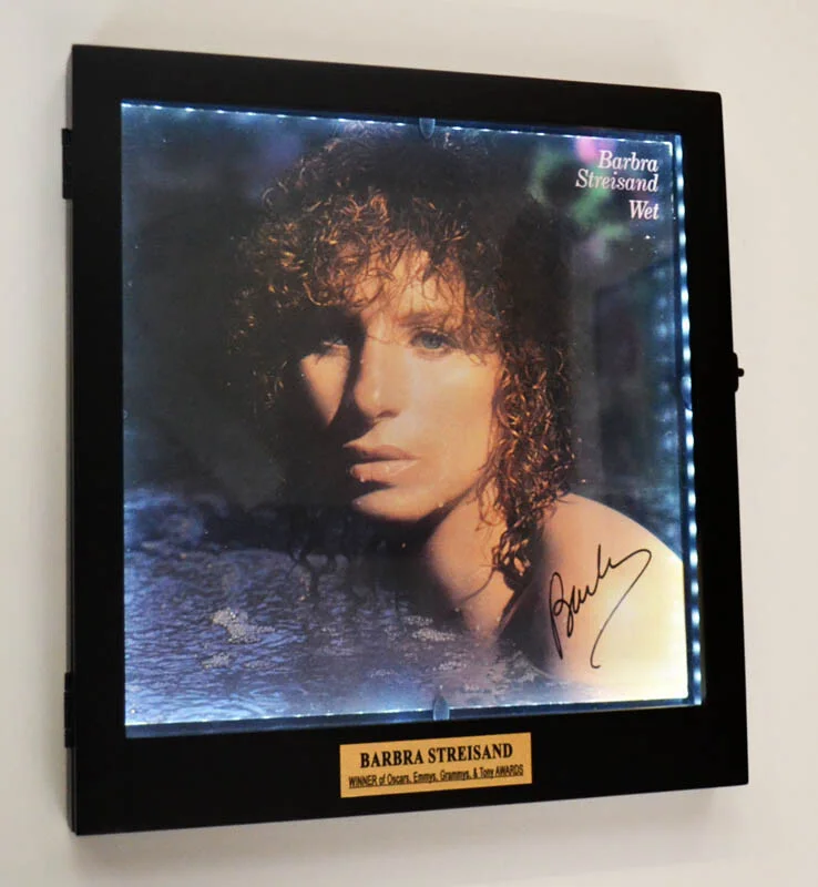 BARBRA STREISAND — BARBRA STREISAND Signed LP Autograph, GIORGIO JUMPSUIT COA UACC Lit FRAME REMOTE, изображение 5
