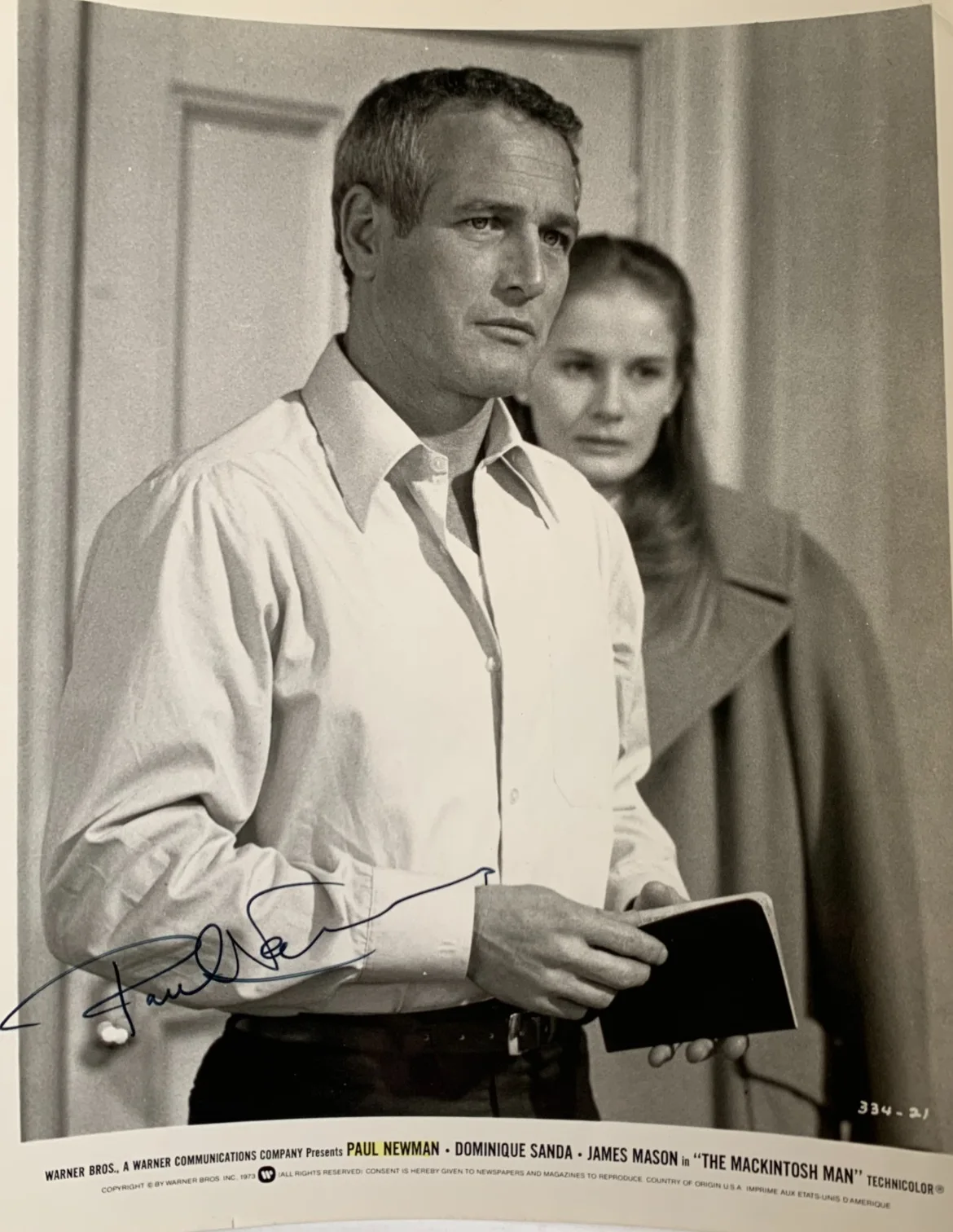 Paul Newman — PAUL NEWMAN signed "THE MACKINTOSH MAN" publicity photo, with COA