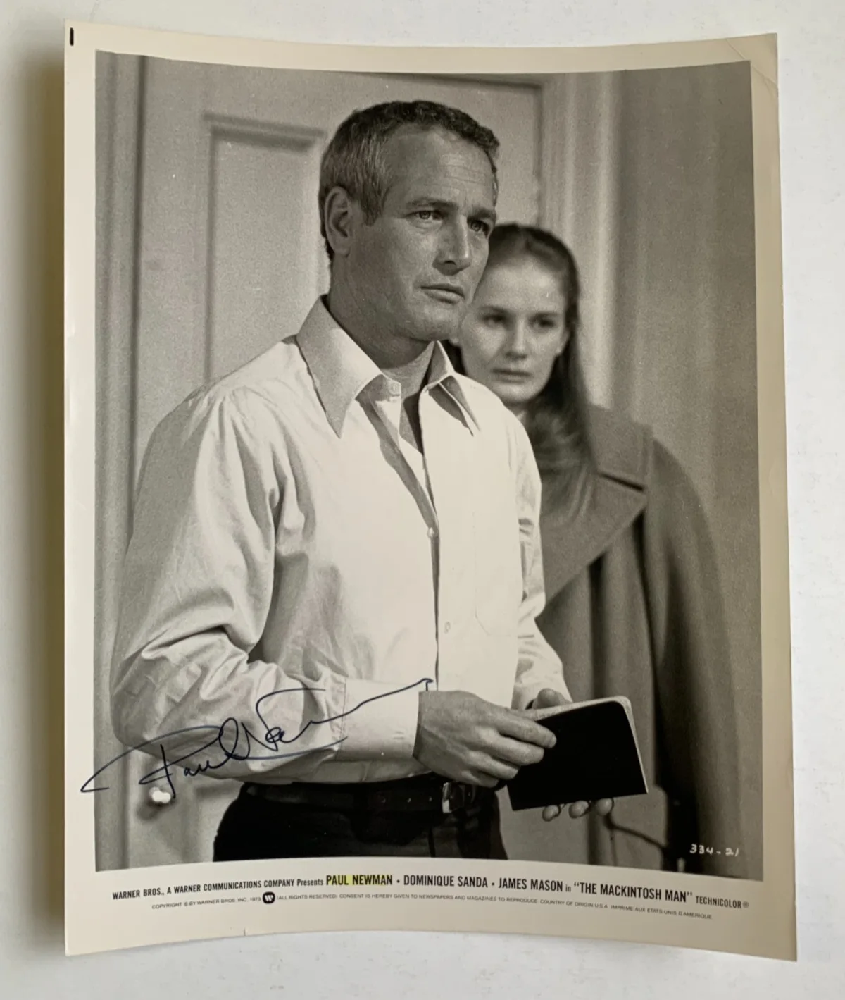 Paul Newman — PAUL NEWMAN signed "THE MACKINTOSH MAN" publicity photo, with COA, изображение 4