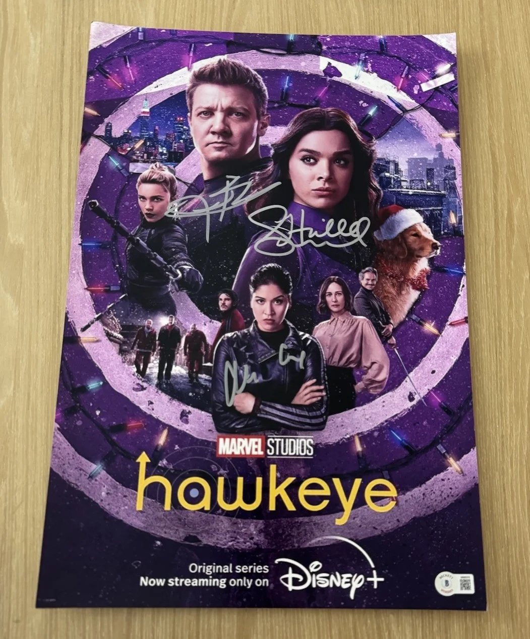 Hailee Steinfeld Jeremy Renner — HAILEE STEINFELD JEREMY RENNER ALAQUA COX SIGNED HAWKEYE 11X17 PHOTO BECKETT BAS