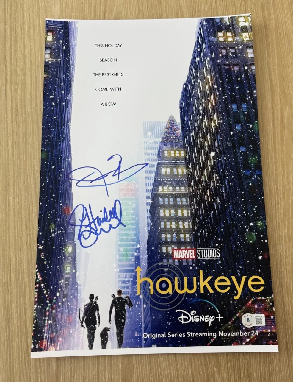 Hailee Steinfeld Jeremy Renner — HAILEE STEINFELD / JEREMY RENNER SIGNED HAWKEYE 11X17 PHOTO BECKETT BAS