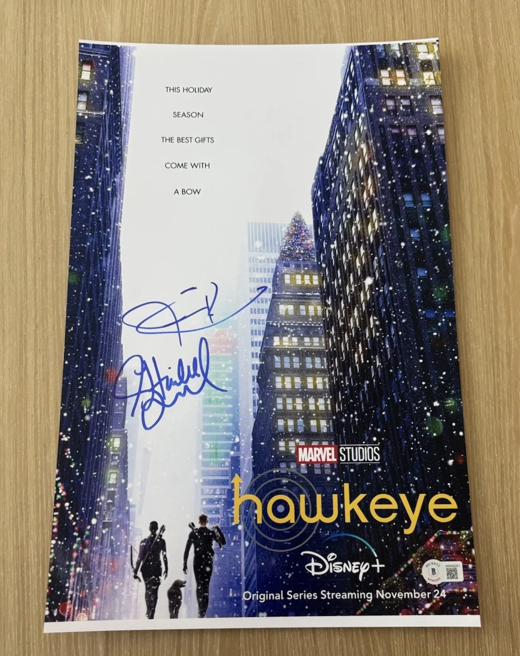 Hailee Steinfeld Jeremy Renner — HAILEE STEINFELD / JEREMY RENNER SIGNED HAWKEYE 11X17 PHOTO BECKETT BAS 2