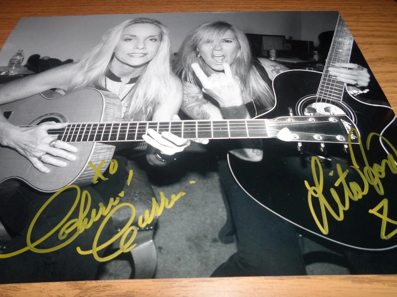 LITA FORD & CHERIE CURRIE (THE RUNAWAYS) AUTOGRAPHED/SIGNED 11X14 PHOTO--JSA, изображение 2