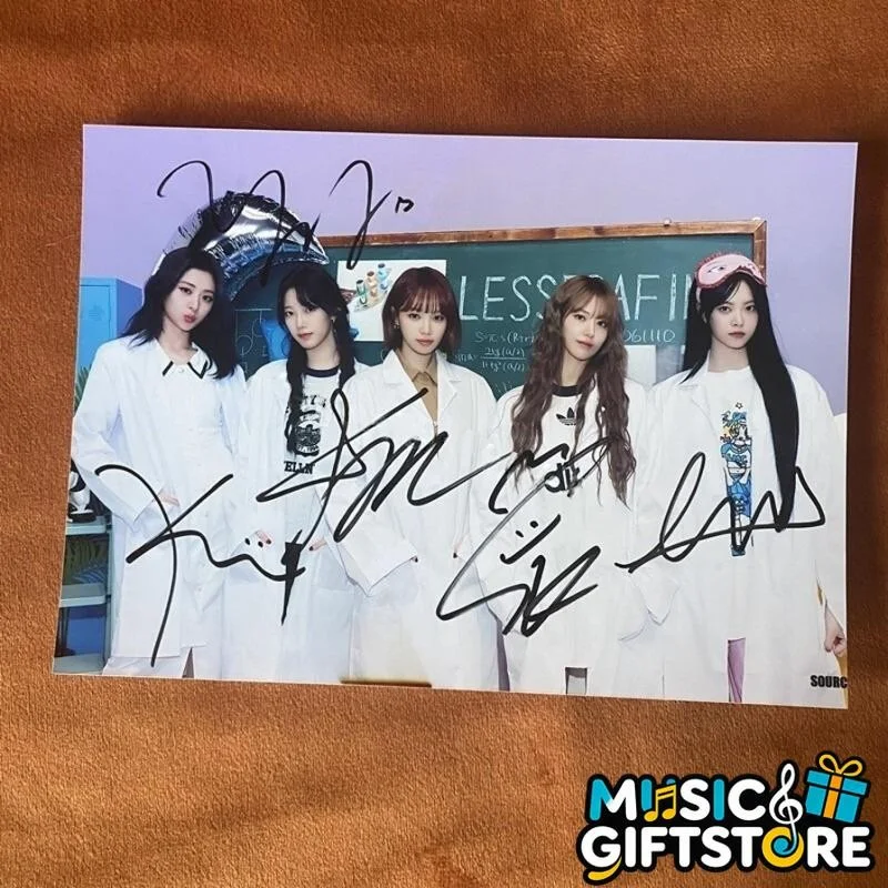 LE SSERAFIM Group Autographed Signed Photo K-POP Collection 4*6 2024B #MUGS, image 4