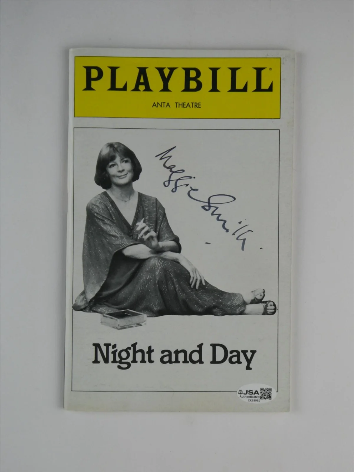 Maggie Smith — Maggie Smith Signed Playbill Anta Theatre Night And Day Autographed JSA COA, изображение 2