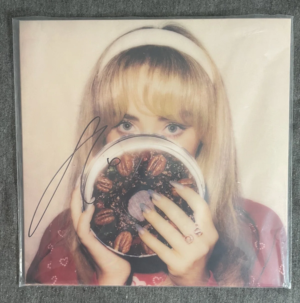Sabrina Carpenter Signed Vinyl- Sabrina’s Fruitcake Recipe- IN HAND, изображение 4
