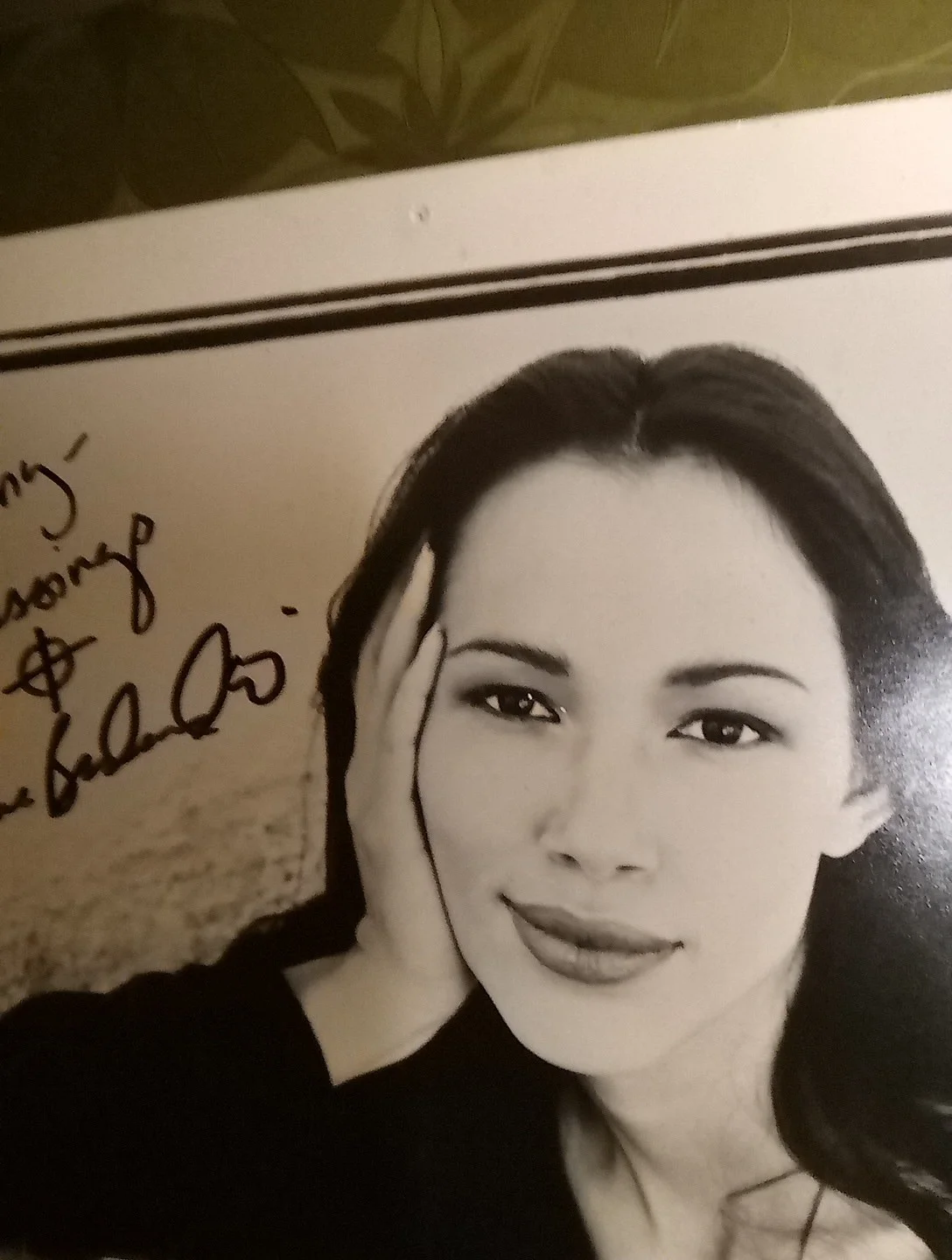 Irene Bedard Signed Autographed Headshot Photo Pocahontas 8x10 B&W Live Ink, изображение 3