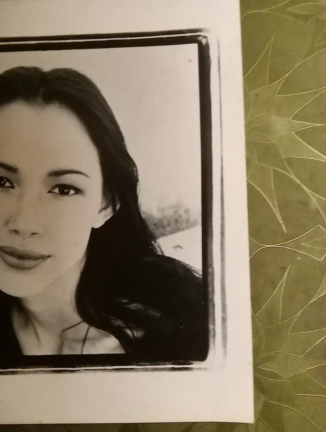 Irene Bedard Signed Autographed Headshot Photo Pocahontas 8x10 B&W Live Ink, изображение 4