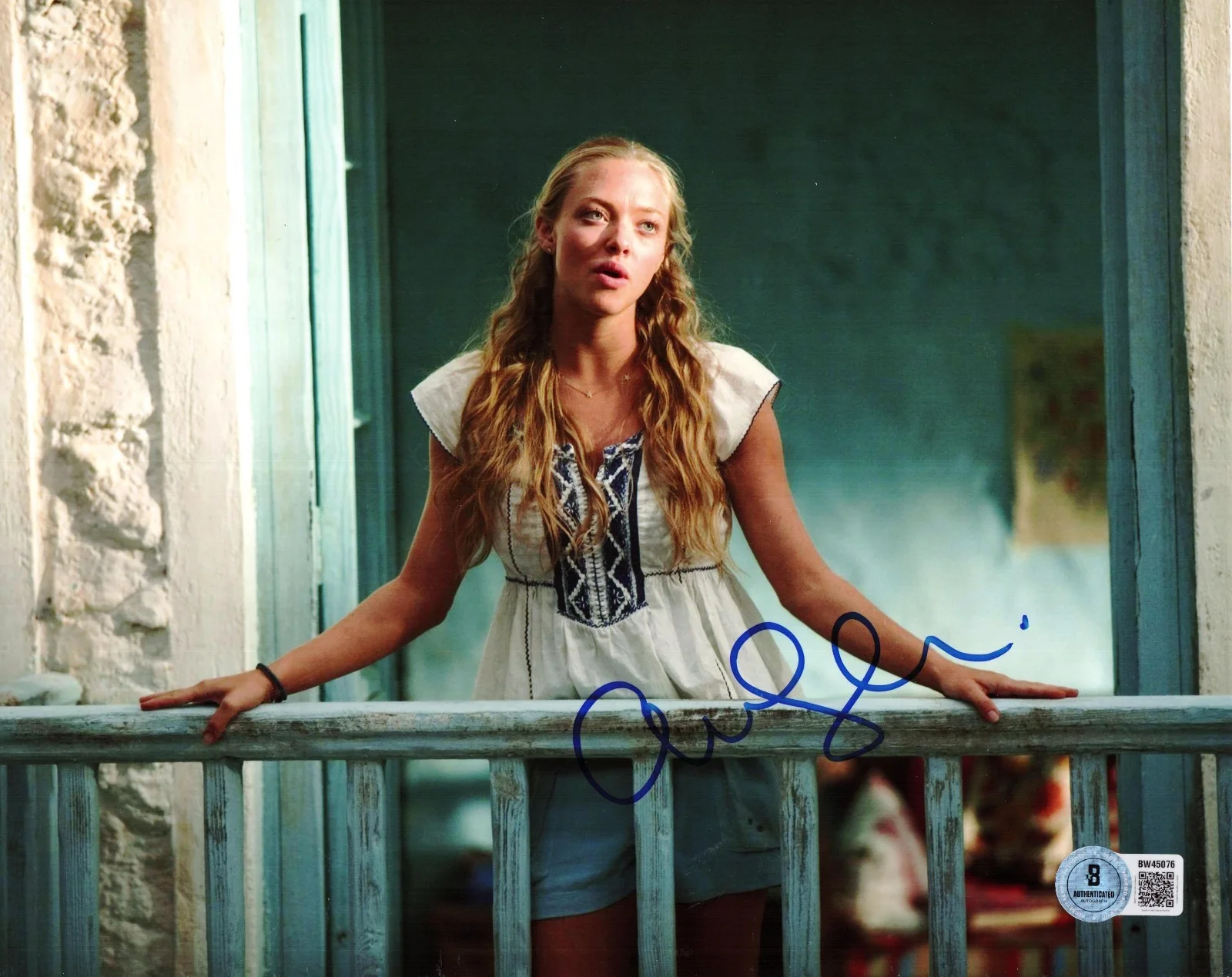 Amanda Seyfried — Amanda Seyfried Signed 8x10 Photo Mama Mia Authentic Autograph Beckett