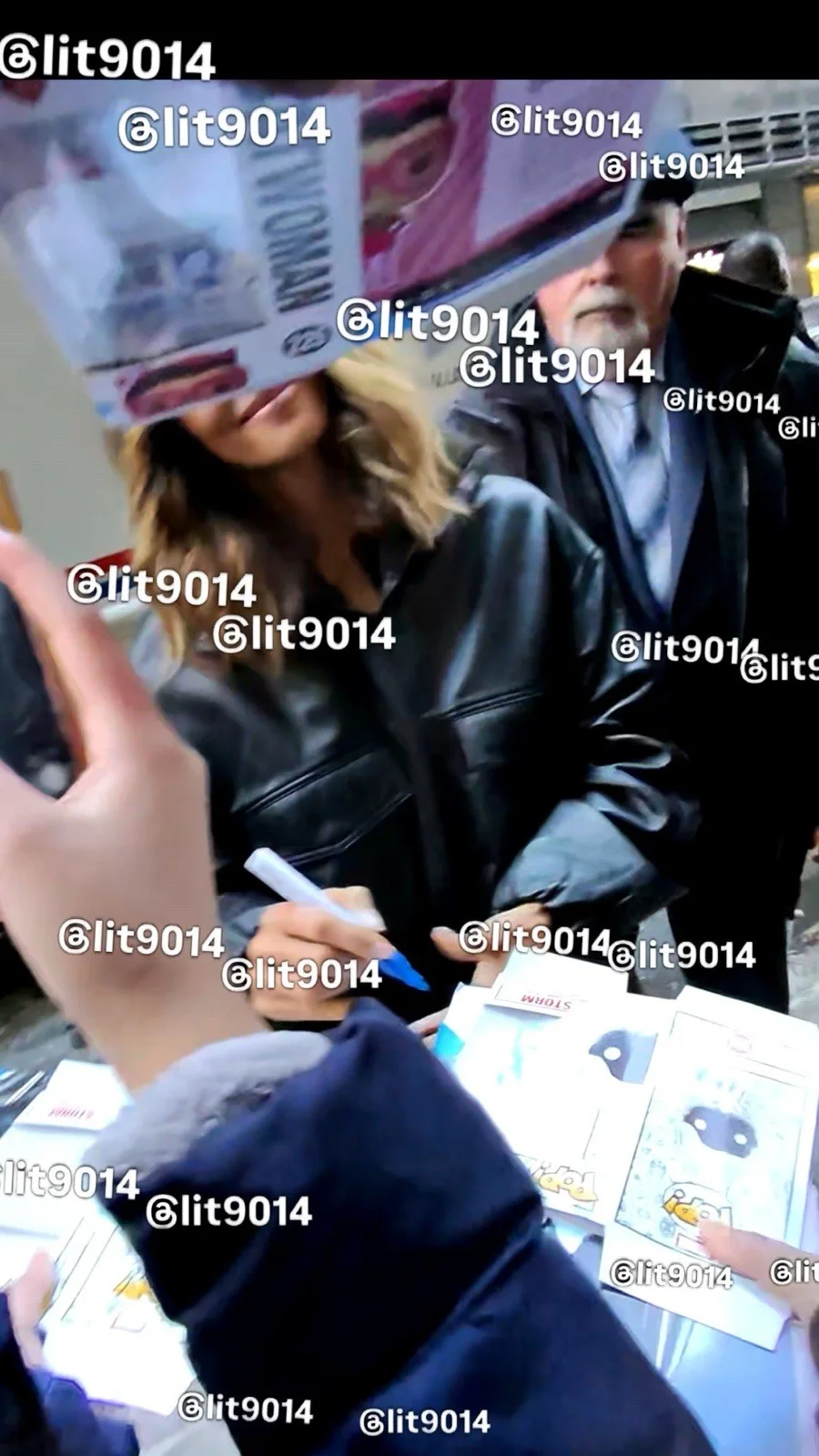 Halle Berry — Halle Berry Signed Funko Pop #1535 – Autograph w/ Video Proof, изображение 4