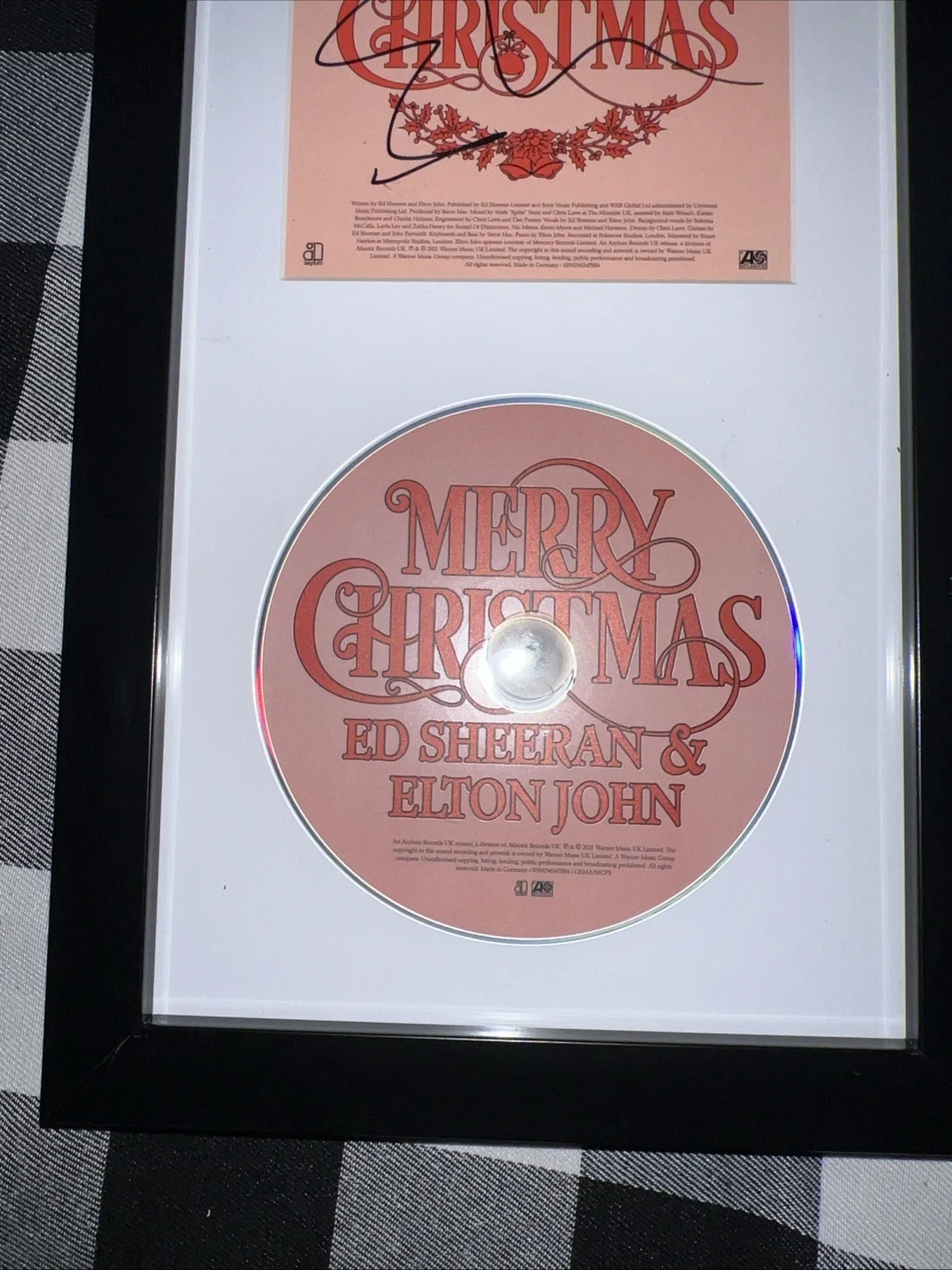 Rare Ed Sheeran signed Merry Christmas with Elton autographed cd single Framed, изображение 3