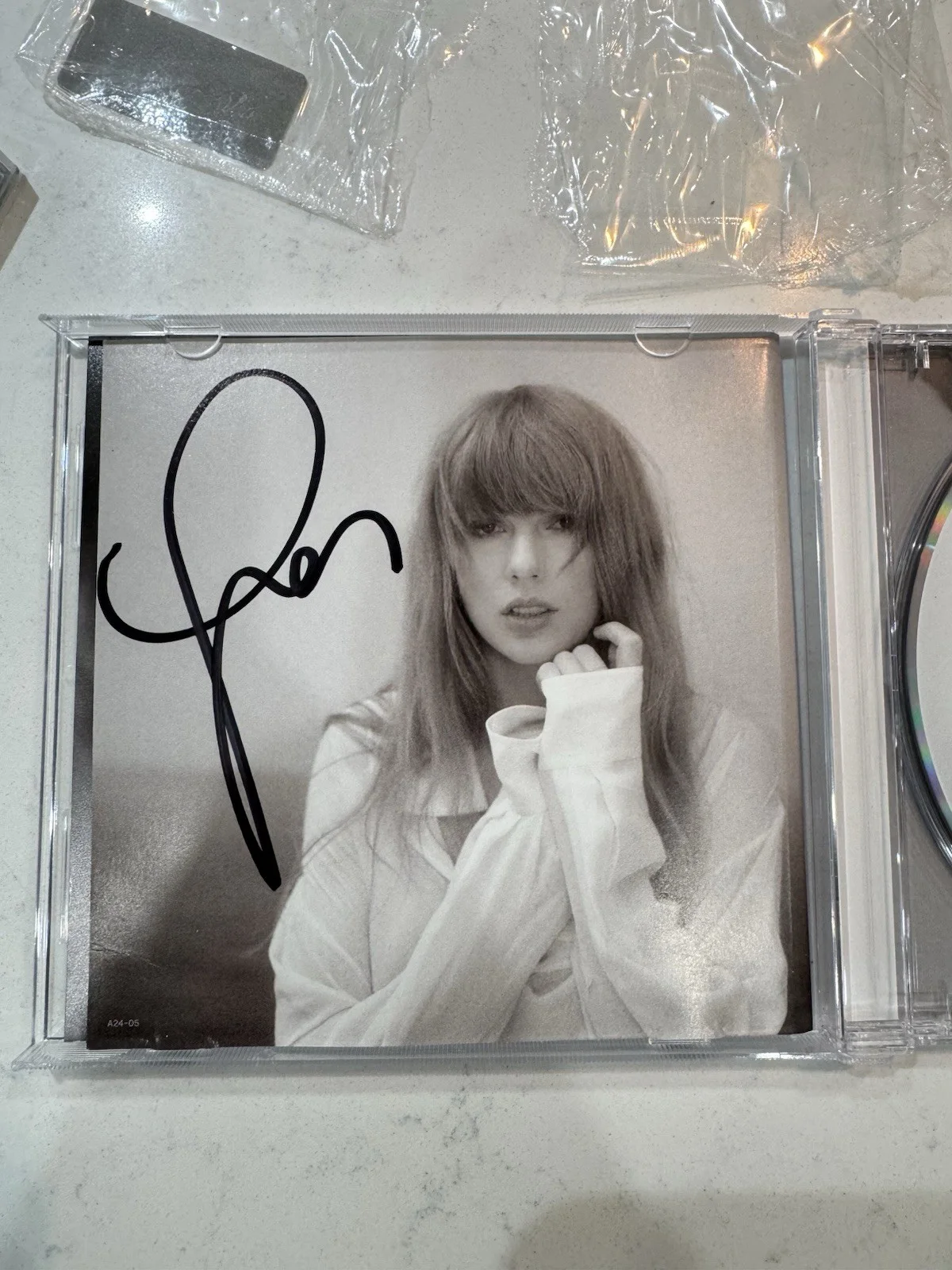 TAYLOR SWIFT | HAND SIGNED | THE TORTURED POETS DEPARTMENT CD | AUTOGRAPHED, изображение 3