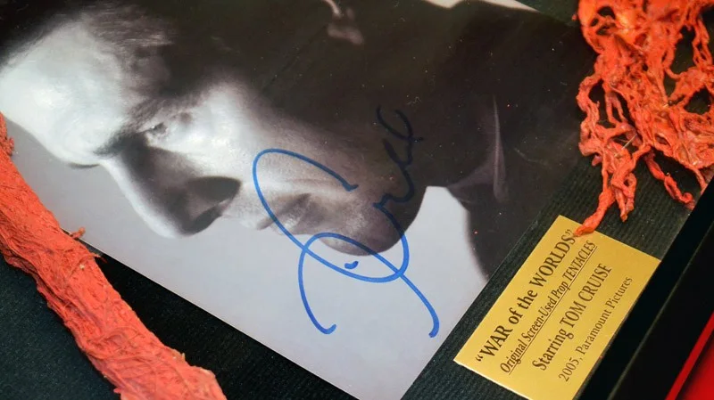 WOW, War of the Worlds ALIEN PROP, Signed TOM CRUISE Autograph, SCRIPT, DVD, COA, image 3