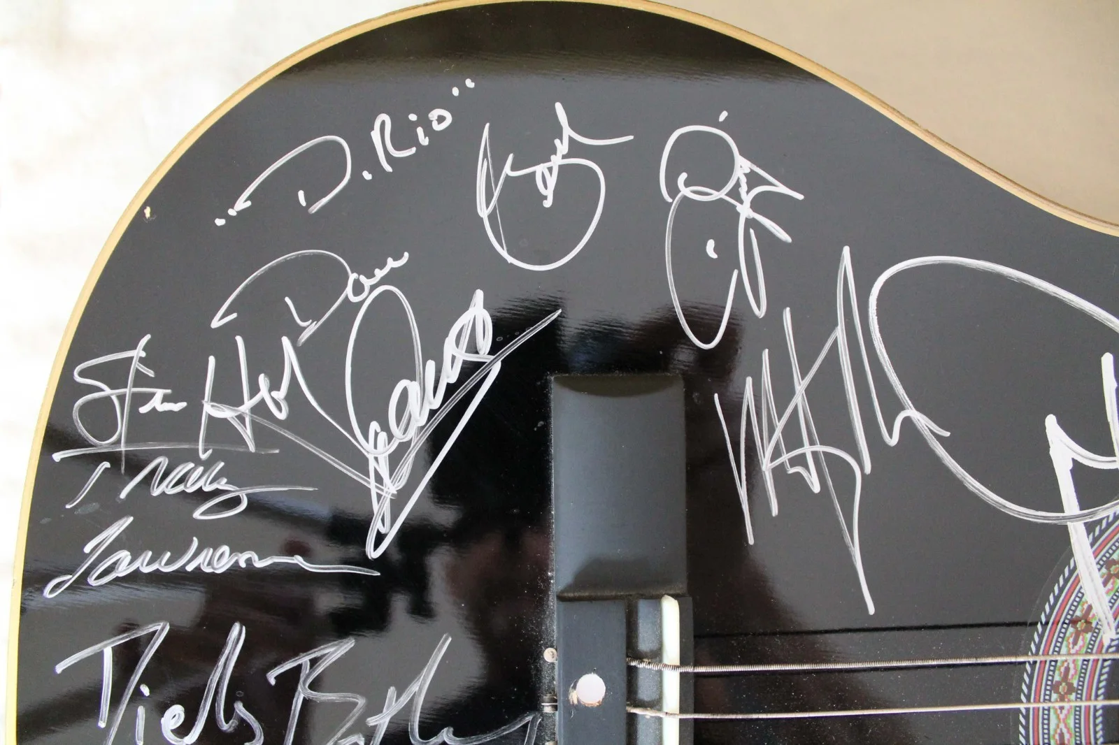 COUNTRY Music Artists Acoustic Guitar - Signed 19 times ALDEAN, YOAKAM, BENTLEY, изображение 2