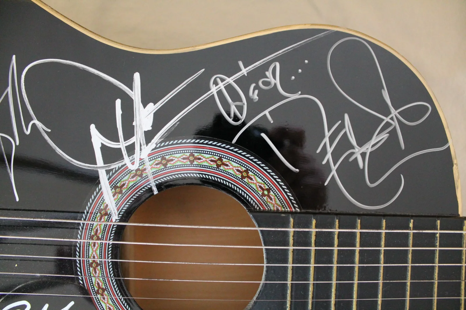 COUNTRY Music Artists Acoustic Guitar - Signed 19 times ALDEAN, YOAKAM, BENTLEY, изображение 3