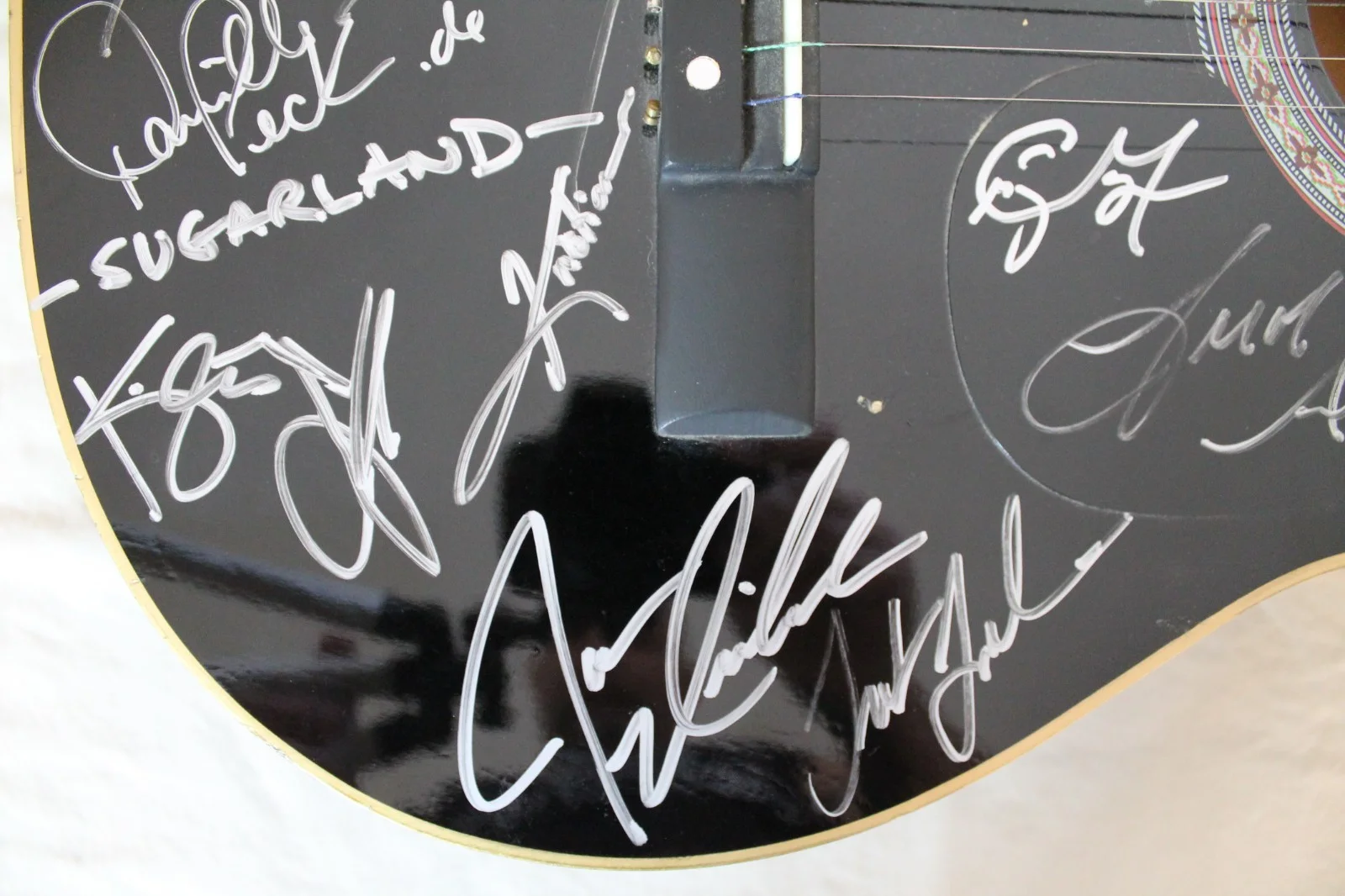 COUNTRY Music Artists Acoustic Guitar - Signed 19 times ALDEAN, YOAKAM, BENTLEY, изображение 5