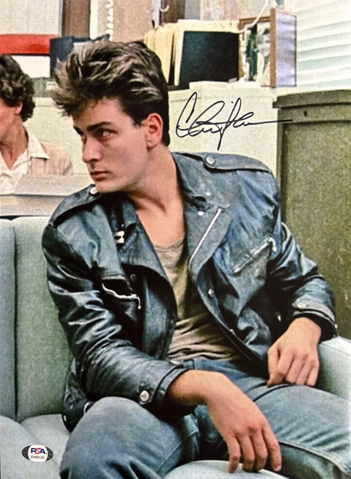 Charlie Sheen — Charlie Sheen Signed 11x14 Photo PSA AH99145, изображение 2