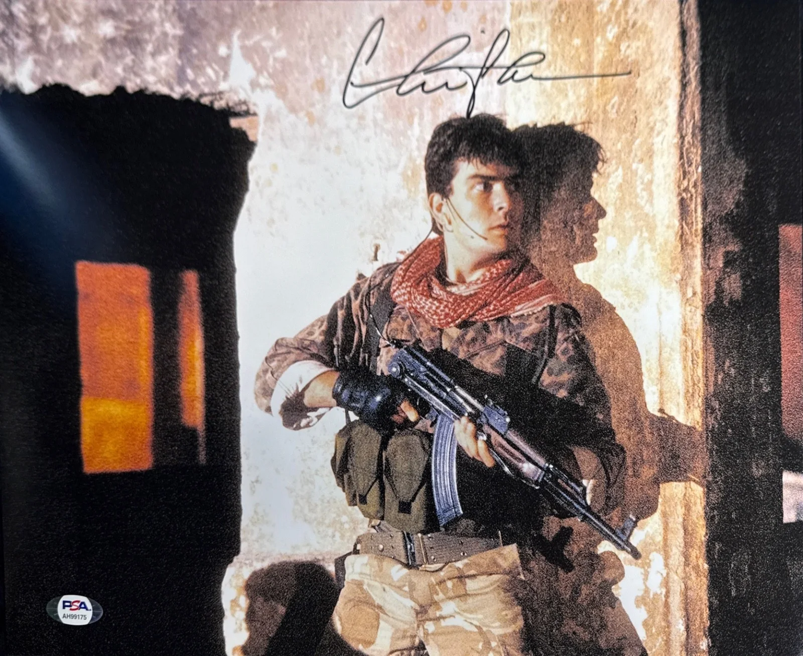Charlie Sheen — Charlie Sheen Signed 11x14 Photo PSA AH99175, изображение 2