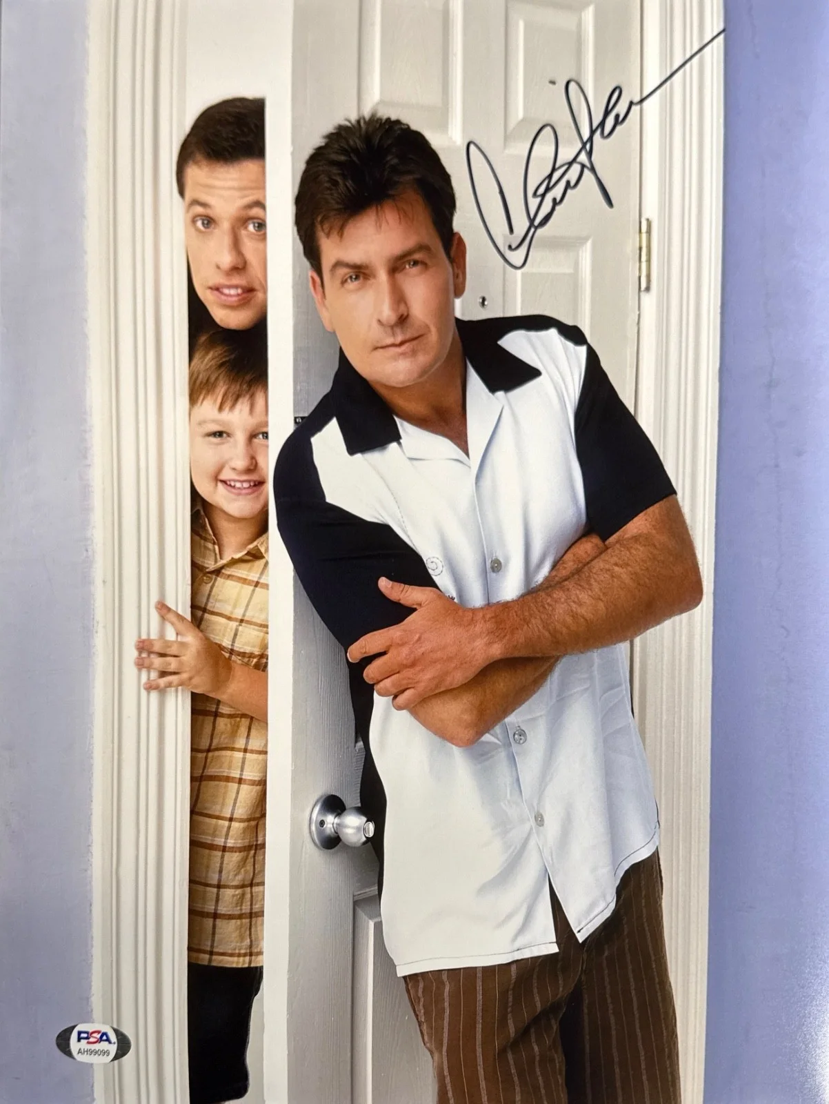 Charlie Sheen — Charlie Sheen Signed 11x14 Photo PSA AH99099, изображение 2
