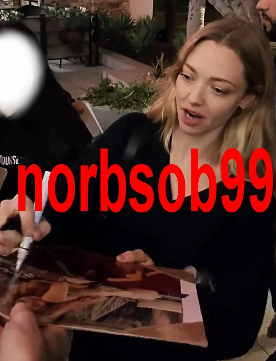 AMANDA SEYFRIED SIGNED THE HOUSEMAID 8x10 PHOTO wEXACT VIDEO PROOF AUTOGRAPH COA, изображение 4