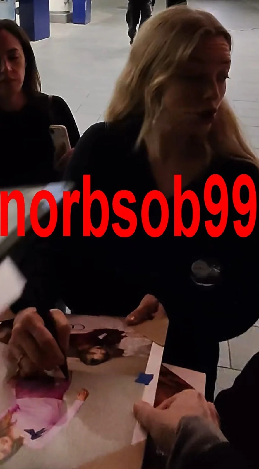 AMANDA SEYFRIED SIGNED MEAN GIRLS 8x10 PHOTO w/EXACT VIDEO PROOF & AUTOGRAPH COA, изображение 4