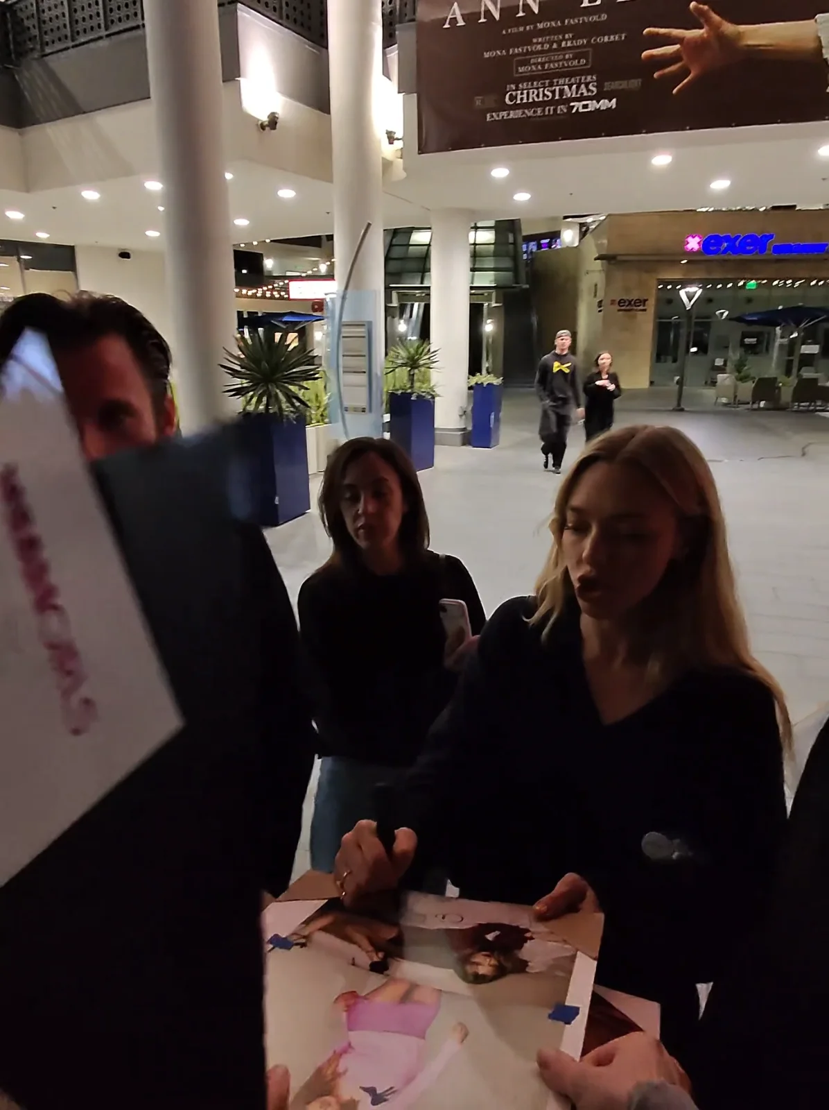 AMANDA SEYFRIED SIGNED AUTOGRAPH MEAN GIRLS 8x10 PHOTO w/EXACT VIDEO PROOF & COA, изображение 2