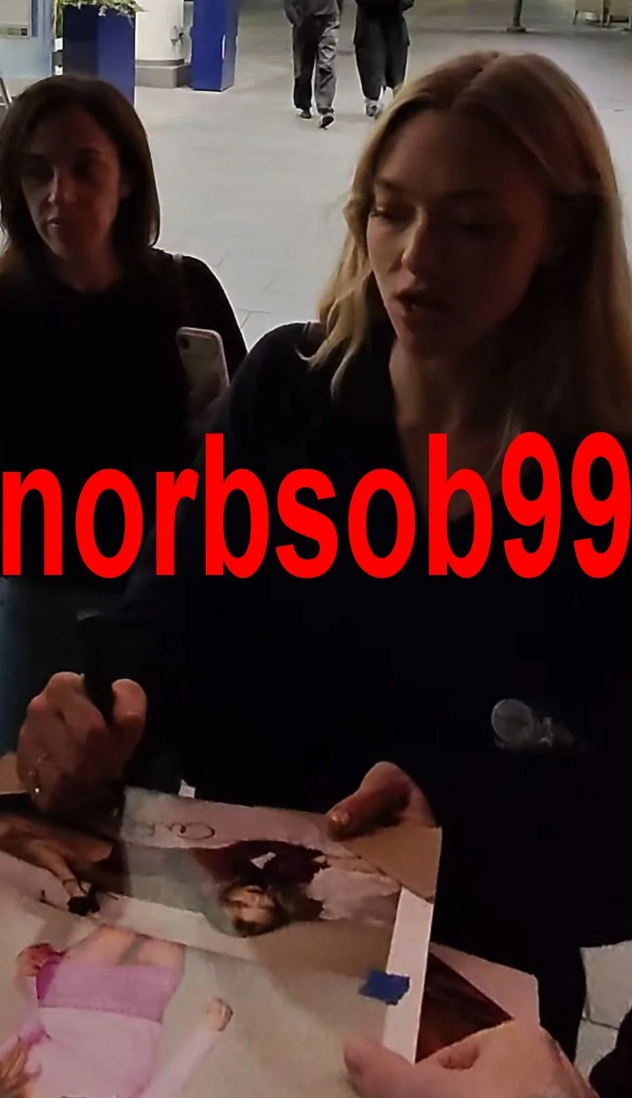 AMANDA SEYFRIED SIGNED AUTOGRAPH MEAN GIRLS 8x10 PHOTO w/EXACT VIDEO PROOF & COA, изображение 4