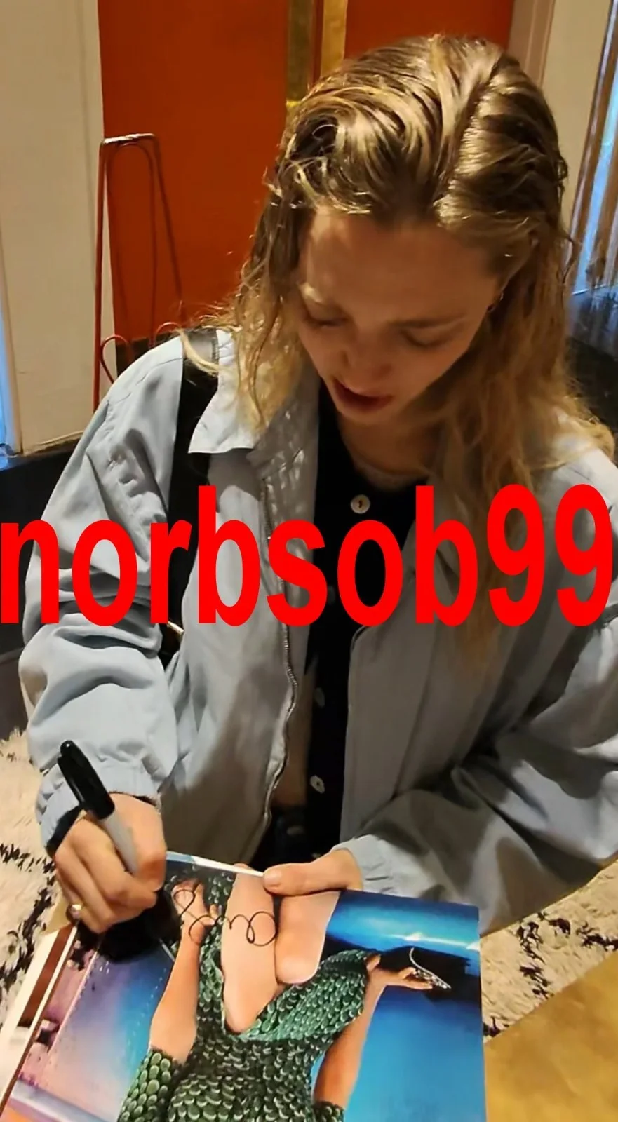 AMANDA SEYFRIED SIGNED THE HOUSEMAID 11x14 PHOTO C w/EXACT PROOF & AUTOGRAPH COA, изображение 3