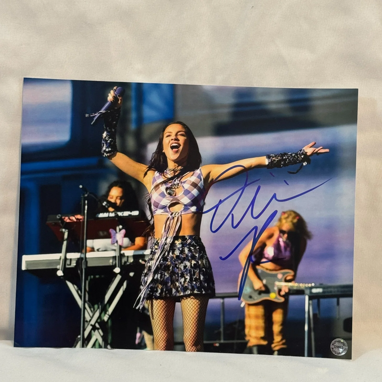 Olivia Rodrigo — OLIVIA RODRIGO SIGNED AUTOGRAPHED 8X10 PHOTOGRAPH W/ MATCHING HOLO COA SEXY HOT