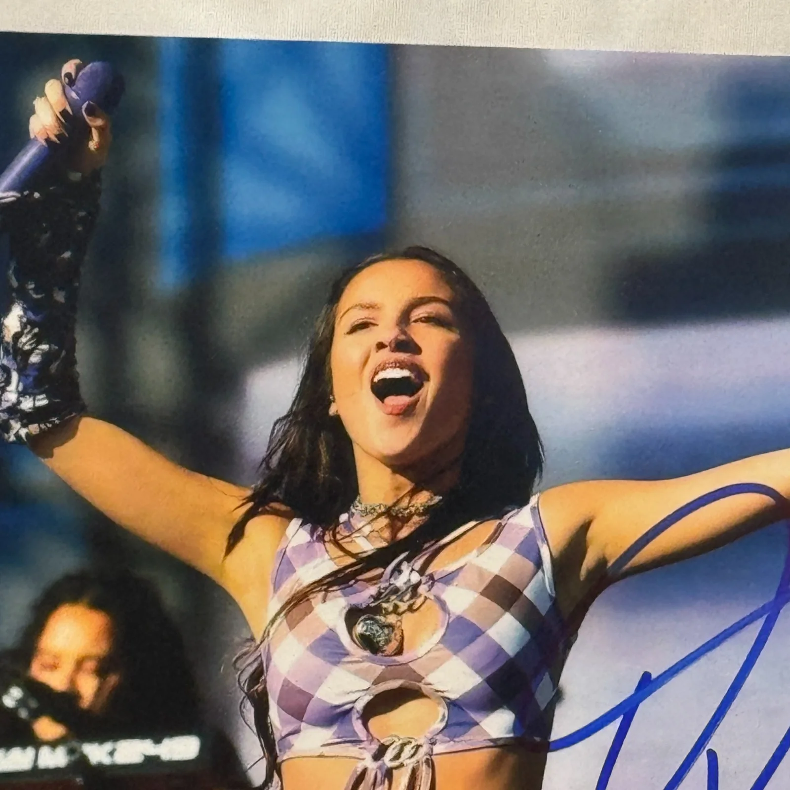 Olivia Rodrigo — OLIVIA RODRIGO SIGNED AUTOGRAPHED 8X10 PHOTOGRAPH W/ MATCHING HOLO COA SEXY HOT, изображение 2