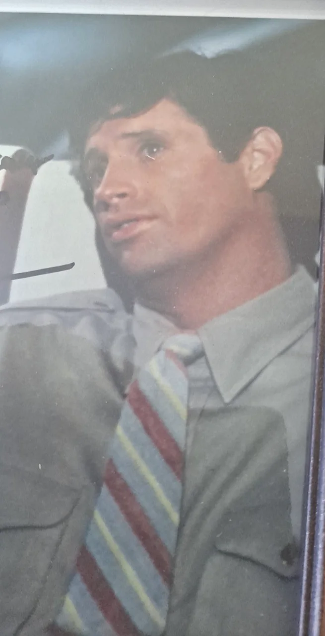 ROBERT HAYS — ROBERT HAYS Authentic Hand-Signed "AIRPLANE! - STRIKER" 8X10 Photo, image 4