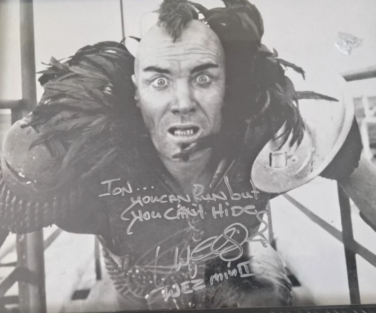 Vernon Wells — VERNON WELLS Signed Autographed 8x10 MAD MAX THE ROAD WARRIOR WEZ Press Photo, изображение 2