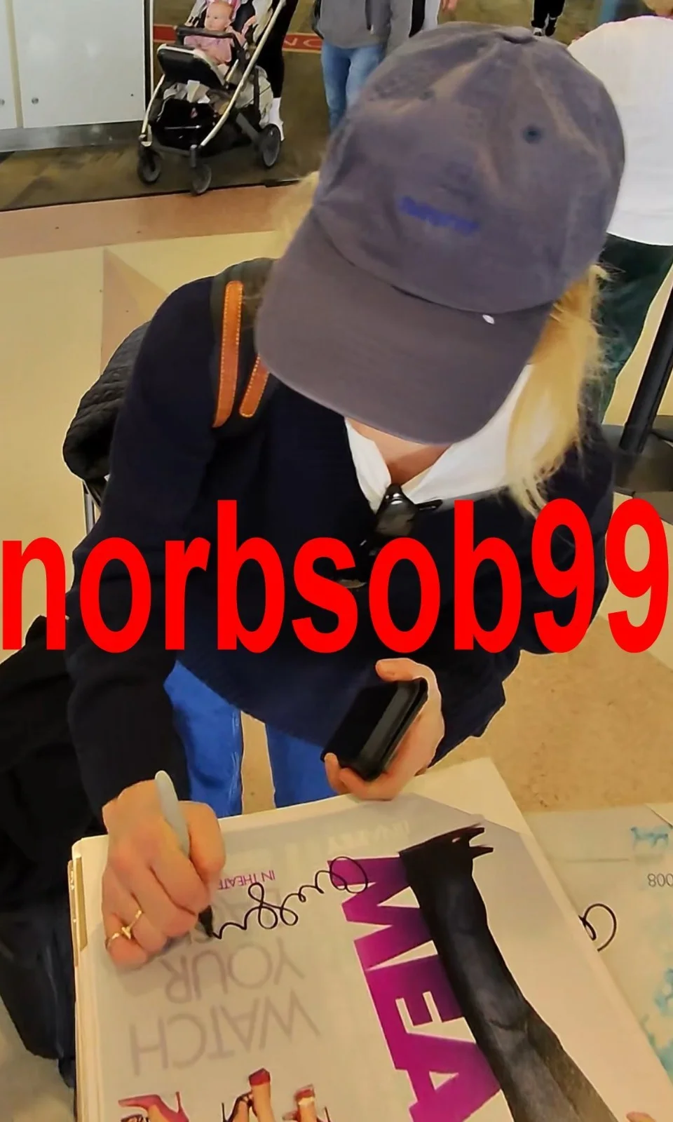 AMANDA SEYFRIED SIGNED MEAN GIRLS 12x18 PHOTO wEXACT VIDEO PROOF & AUTOGRAPH COA, изображение 4