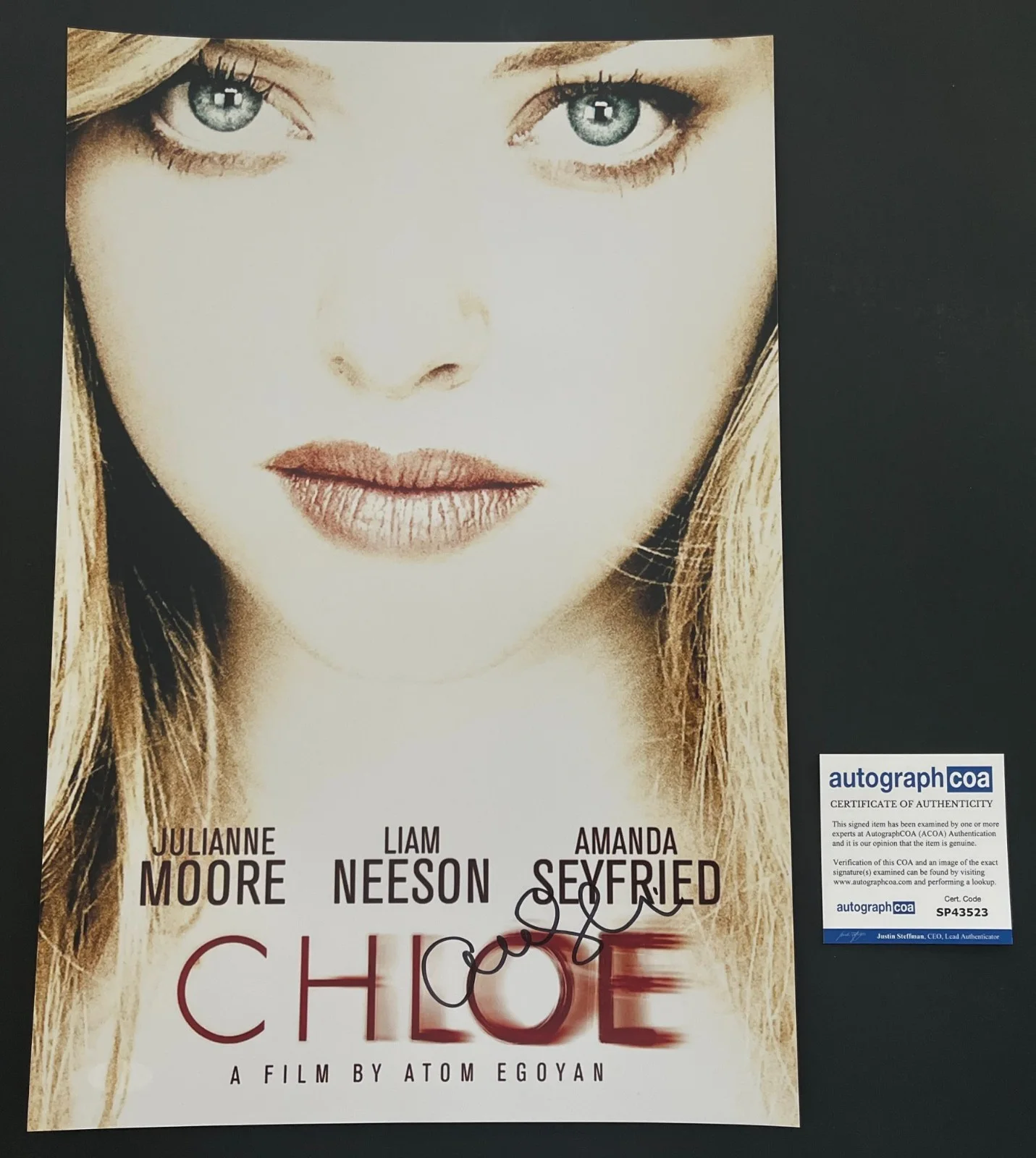 AMANDA SEYFRIED SIGNED CHLOE 12x18 PHOTO w/EXACT VIDEO PROOF & AUTOGRAPH COA, изображение 3