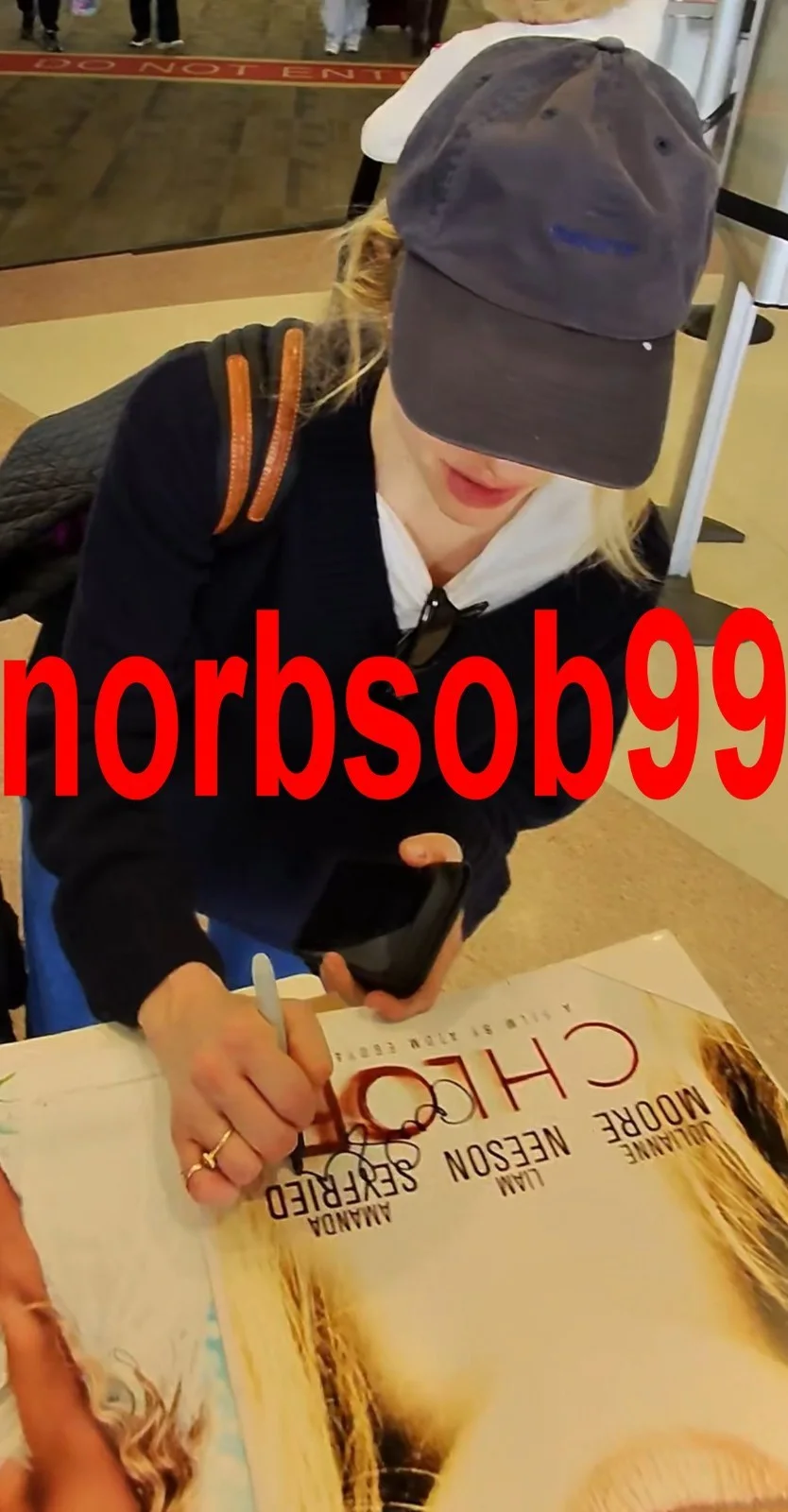AMANDA SEYFRIED SIGNED CHLOE 12x18 PHOTO w/EXACT VIDEO PROOF & AUTOGRAPH COA, изображение 4