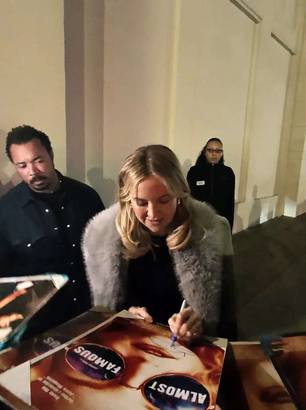 KATE HUDSON SIGNED ALMOST FAMOUS 12x18 PHOTO w/EXACT VIDEO PROOF & AUTOGRAPH COA, image 2