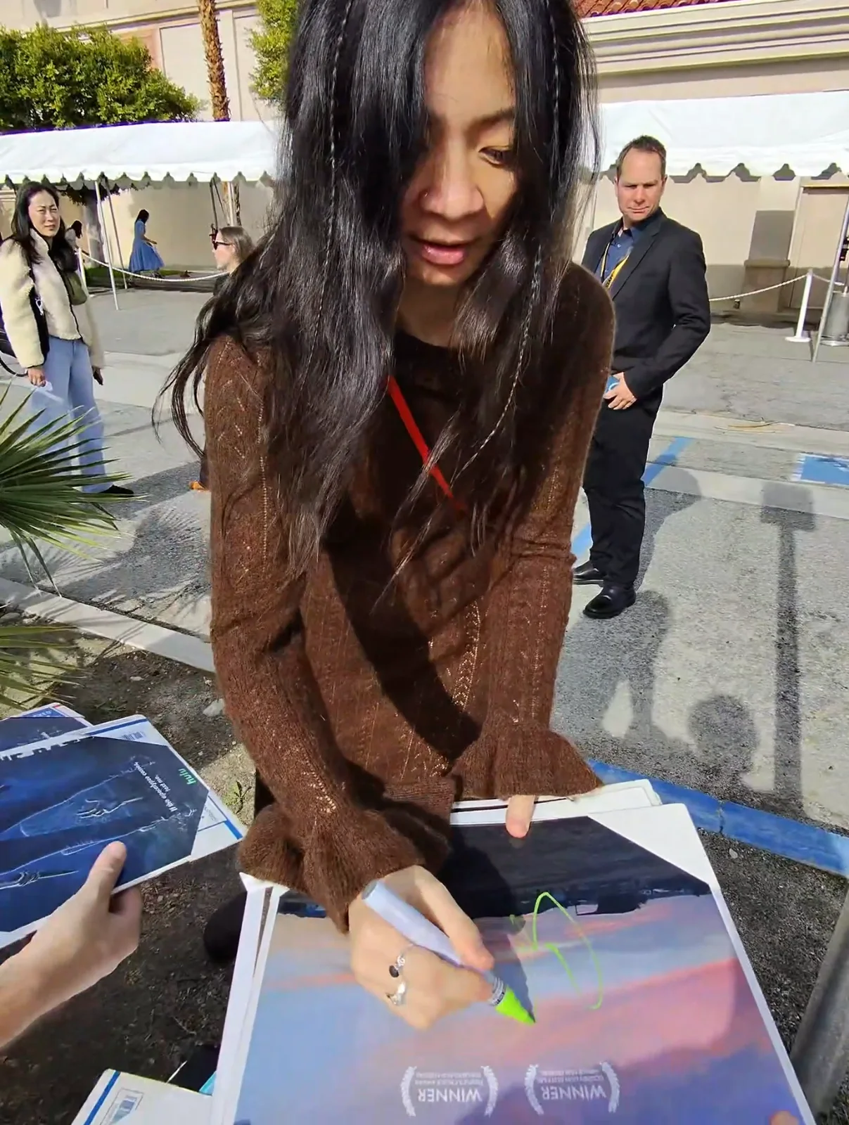 CHLOE ZHAO SIGNED NOMADLAND 12x18 PHOTO w/EXACT VIDEO PROOF & AUTOGRAPH COA, изображение 2