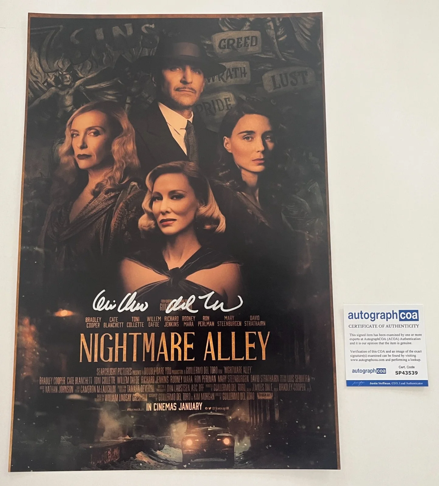 GUILLERMO DEL TORO SIGNED NIGHTMARE ALLEY 12x18 PHOTO wEXACT PROOF AUTOGRAPH COA, изображение 2