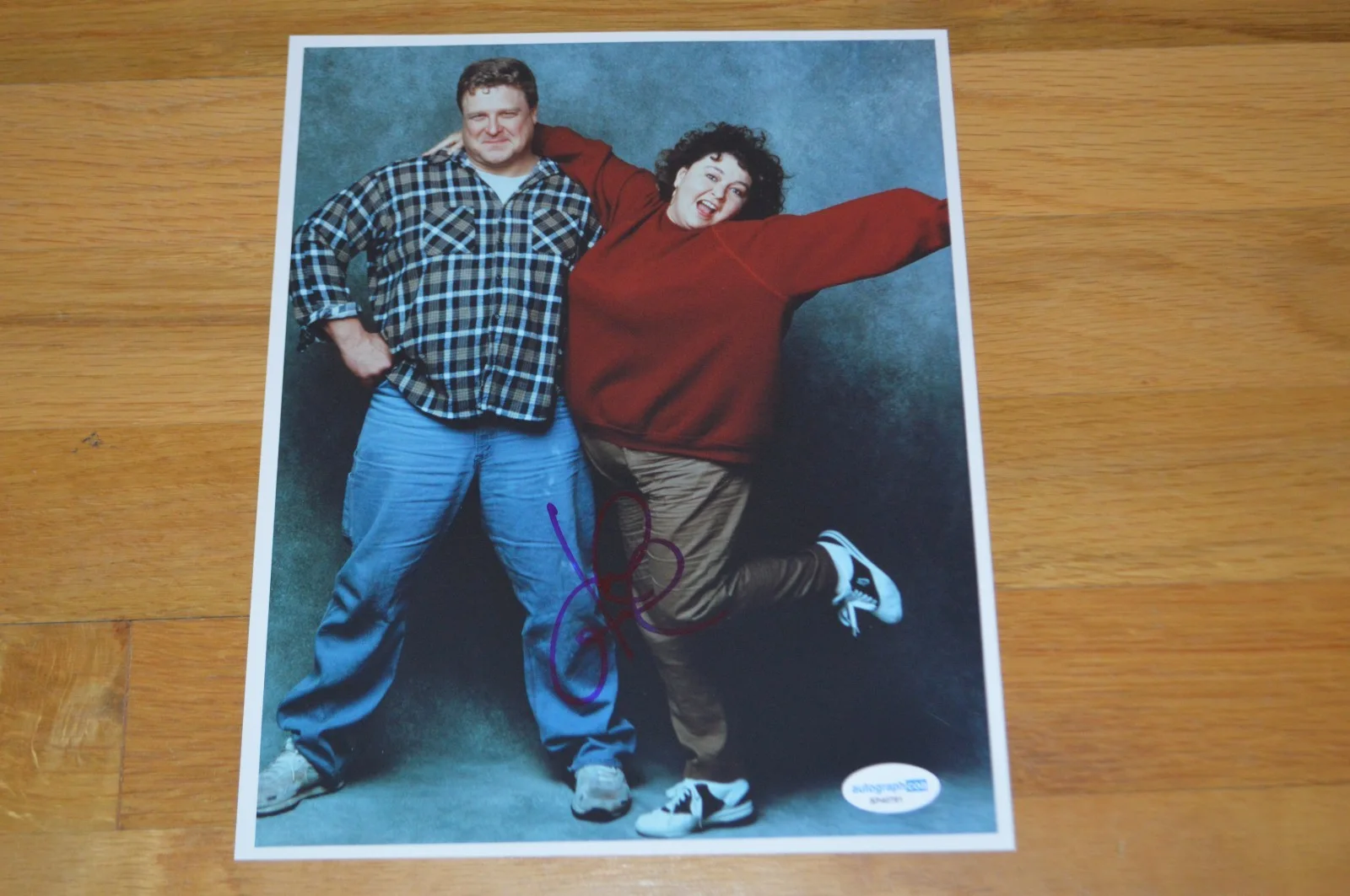 John Goodman — John Goodman Autographed "Roseanne" 8x10 Vintage Color Photo with AUTOGRAPH COA, изображение 2