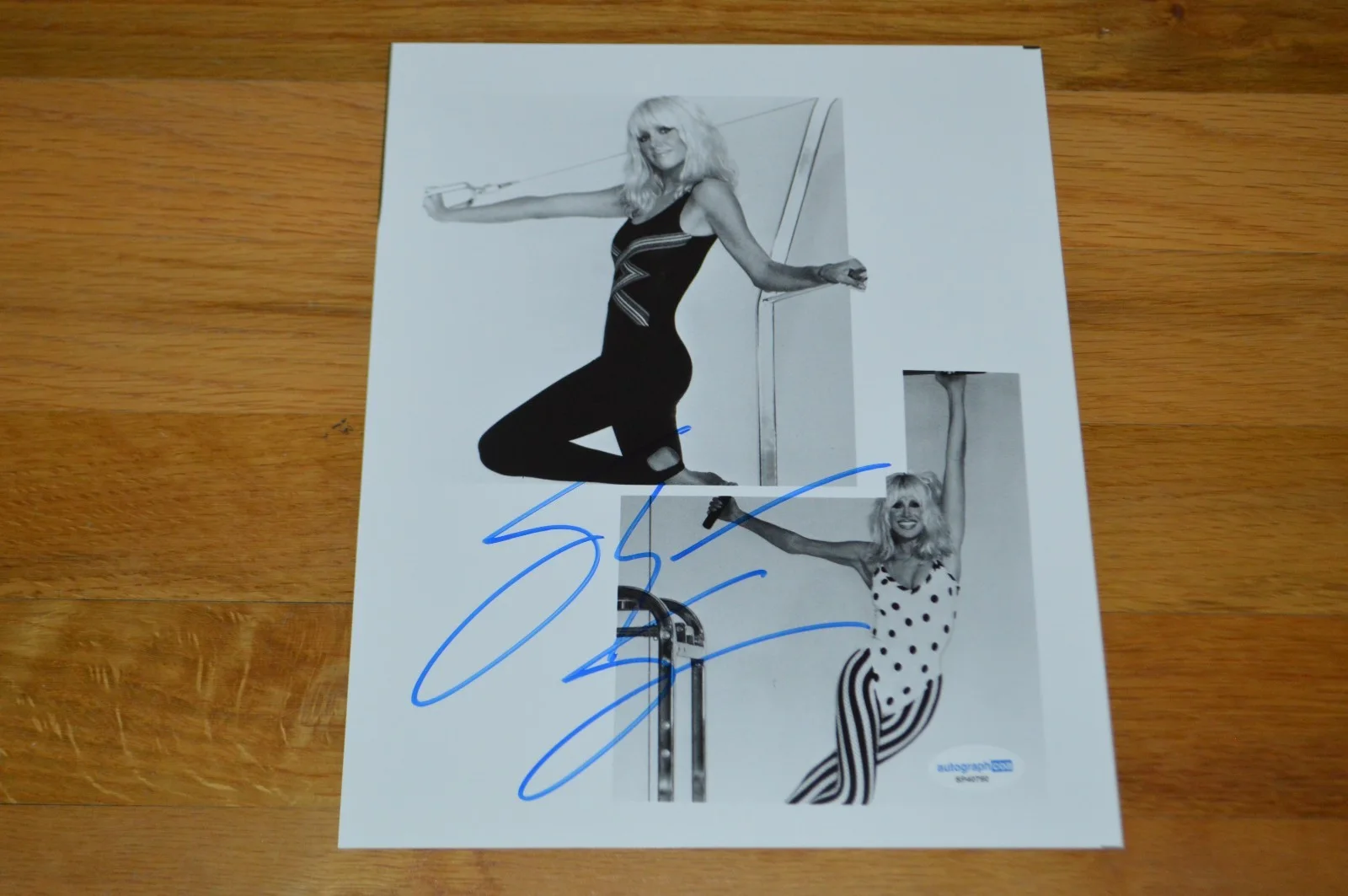 Suzanne Somers — Suzanne Somers Autographed 8x10 B/W Photo with AUTOGRAPH COA ~ Threes Company, image 2