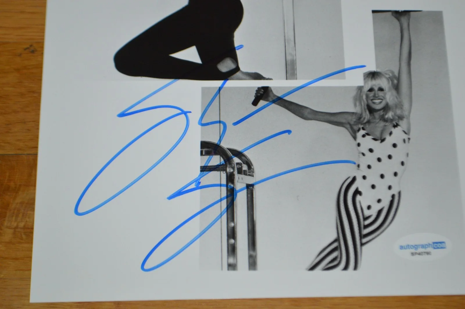 Suzanne Somers — Suzanne Somers Autographed 8x10 B/W Photo with AUTOGRAPH COA ~ Threes Company, image 3