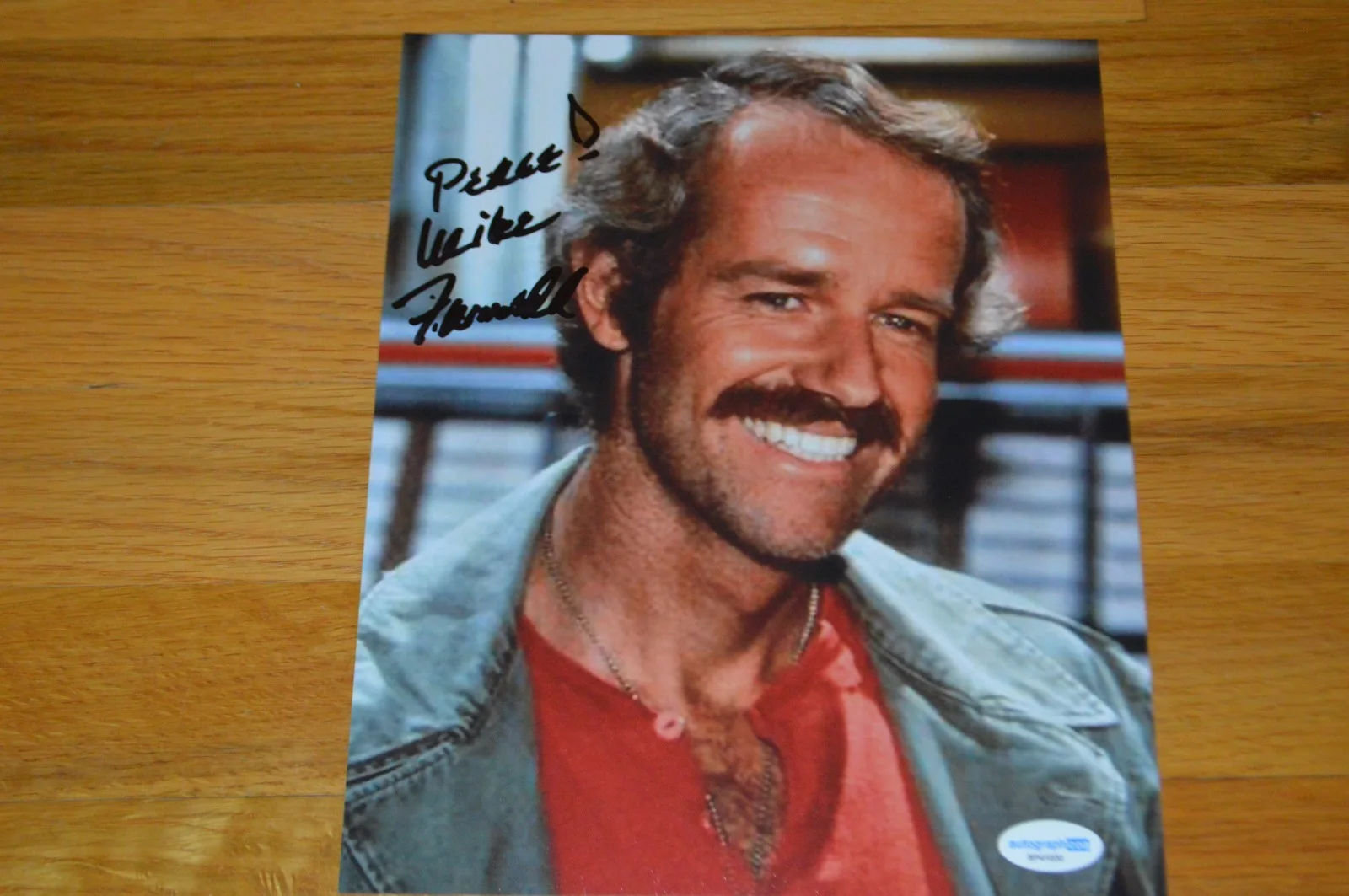 Mike Farrell — Mike Farrell Autographed M*A*S*H 8x10 Color Photo with AUTOGRAPH COA, изображение 2