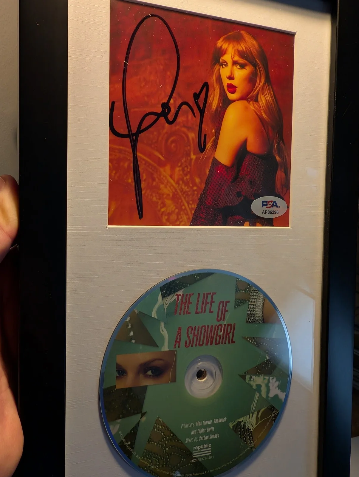 Taylor Swift Signed "Life Of A Showgirl" CD & Picture In Black Display Case PSA, изображение 3