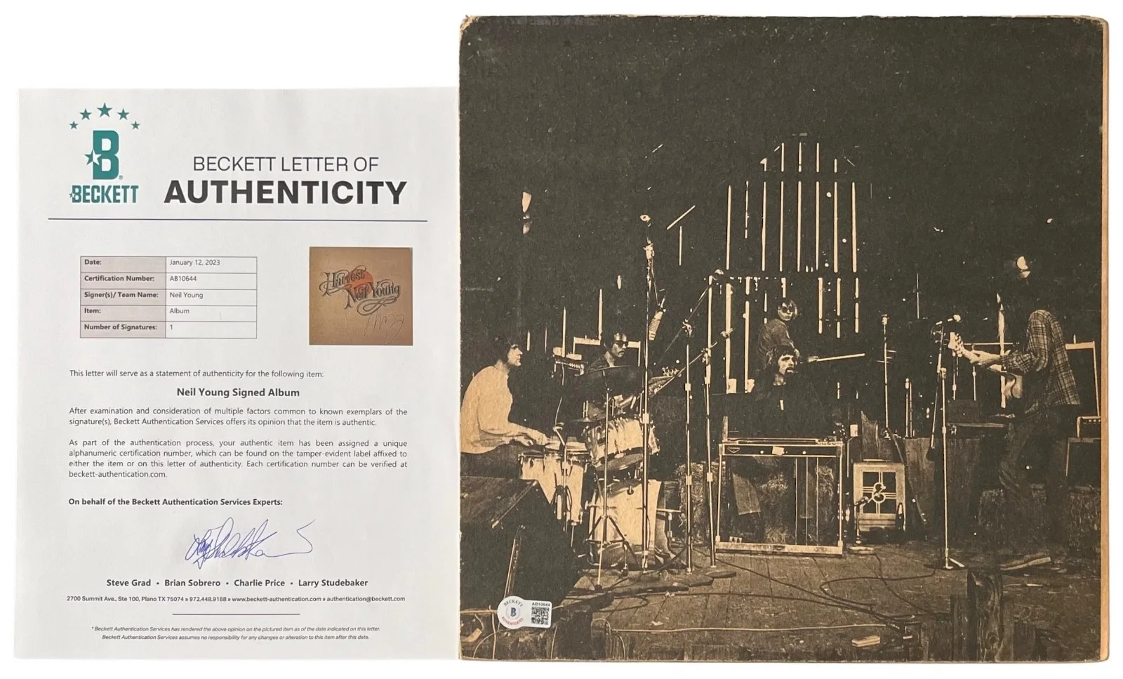 Neil Young Signed Harvest Vinyl Record Beckett LOA AB10644, изображение 2