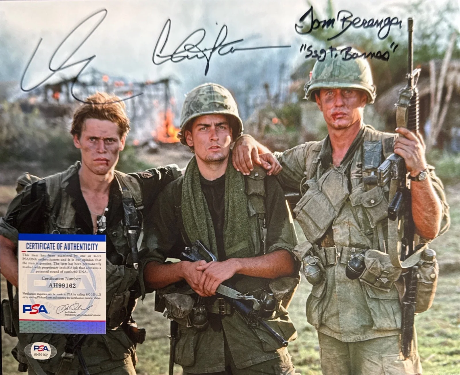 Charlie Sheen — Charlie Sheen, Willem Dafoe, Tom Berenger Signed 11x14 Platoon Photo PSA, изображение 2
