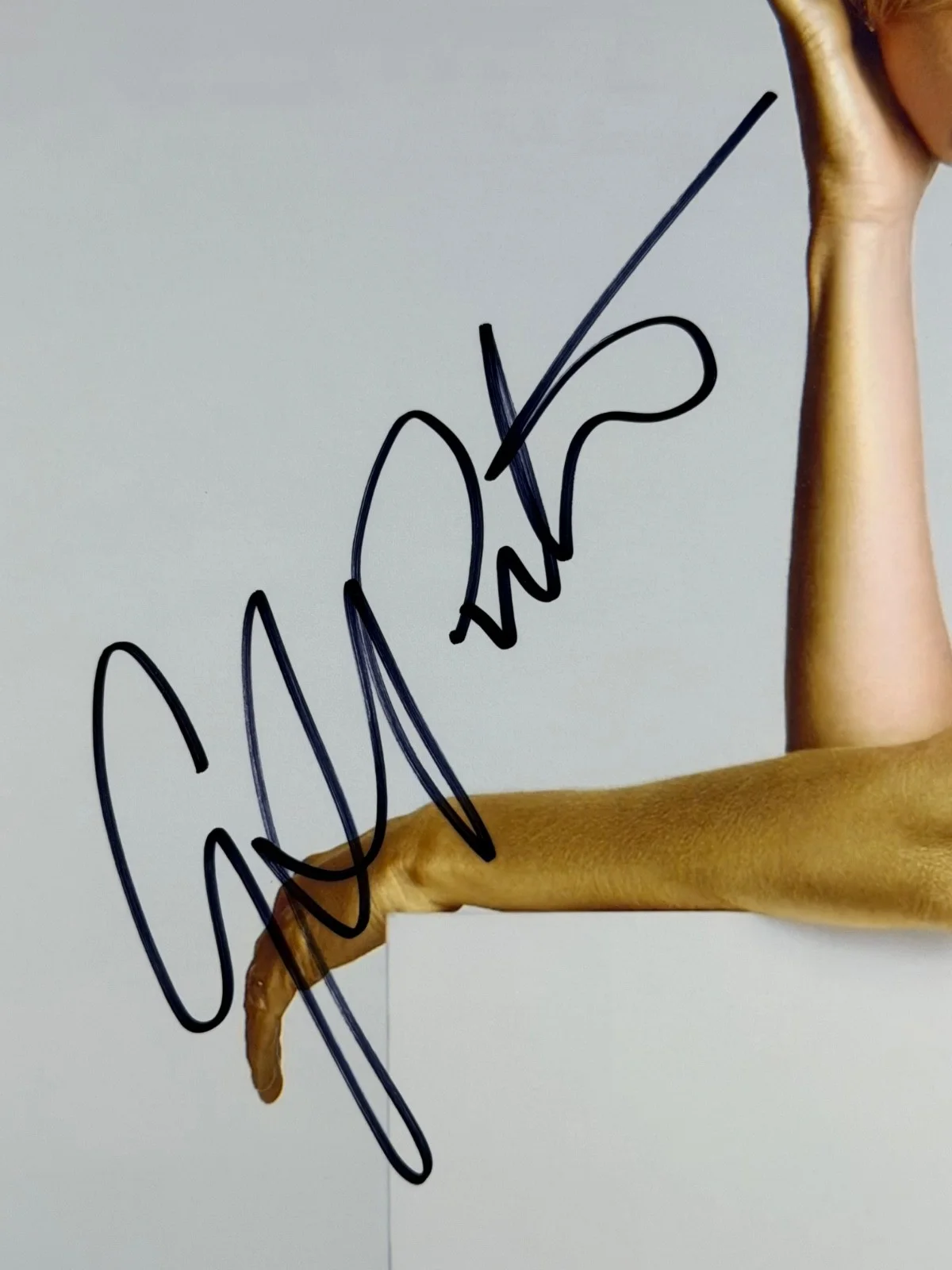Gwyneth Paltrow — Gwyneth Paltrow Signed 8.5x11 Photo Autograph COA, image 2