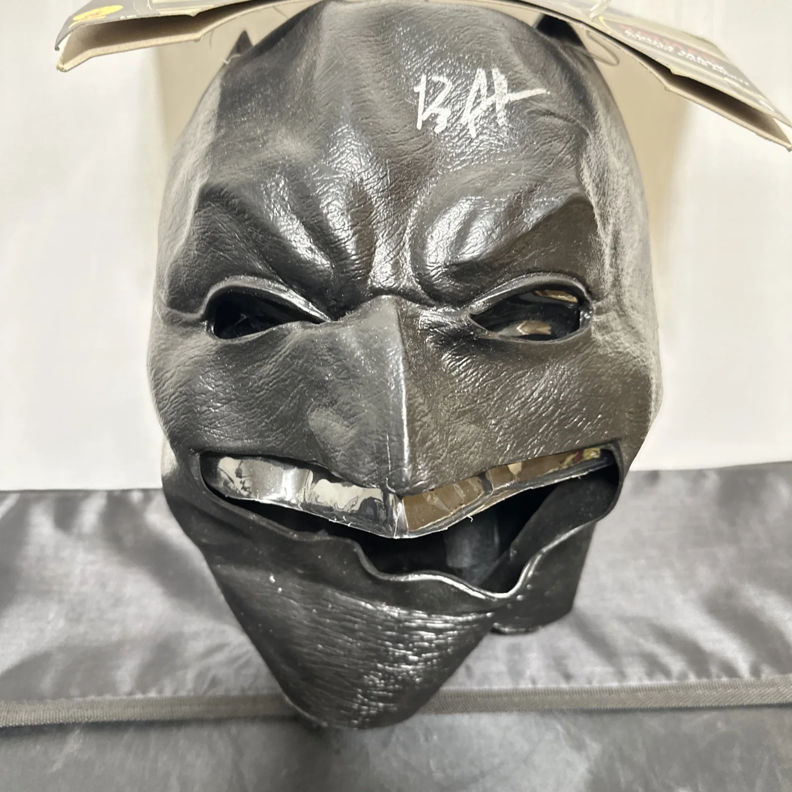 ben affleck signed Batman Mask With COA From Beckett, image 2