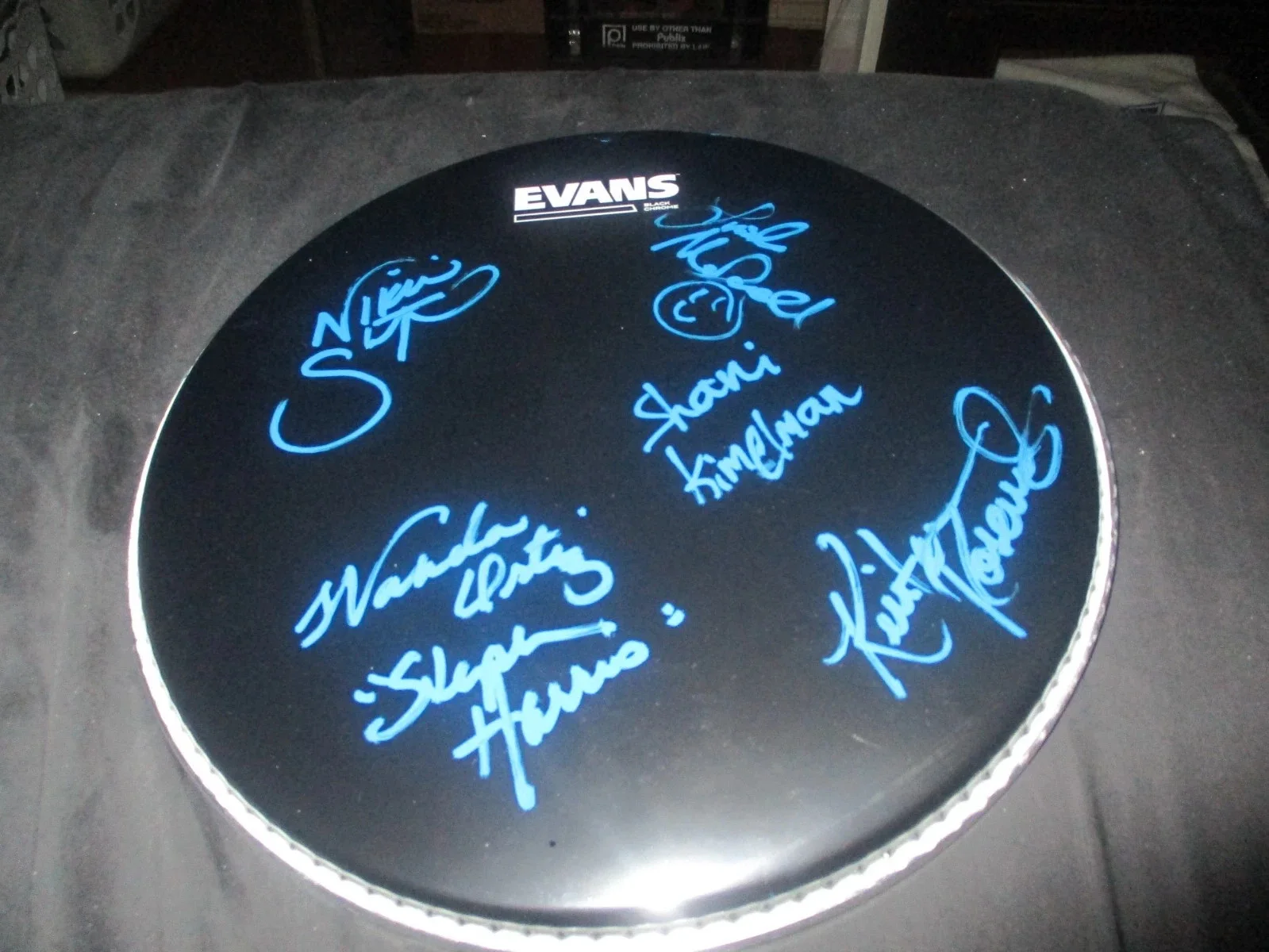 IRON MAIDENS AUTHENTIC AUTOGRAPHED/SIGNED DRUMHEAD..NIKKI STRINGFIELD + 4, image 2