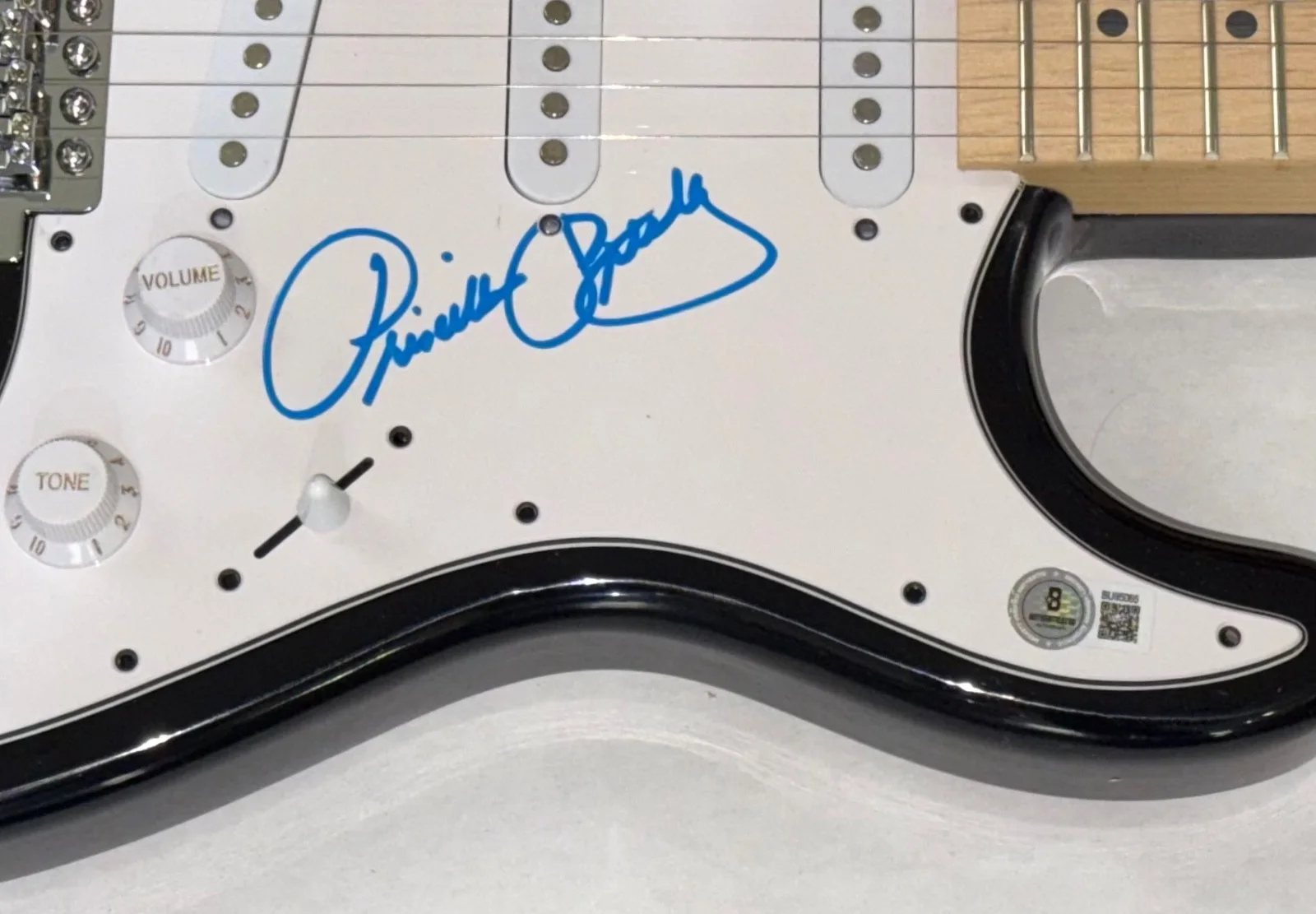 Priscilla Presley Signed Autograph Electric Guitar Elvis Presley Wife BAS COA, изображение 4